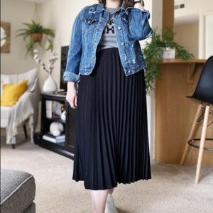 NWOT black pleated skirt size XL
